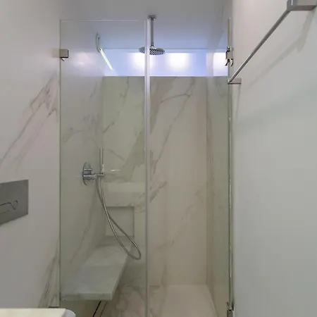 One Bedroom Sunny With Two Bathrooms And Big Garden *